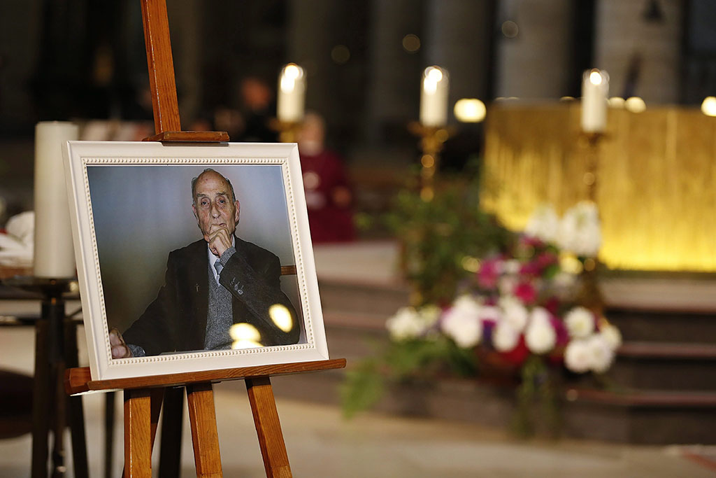 Az iszlám terroristák által meggyilkolt Jacques Hamel francia katolikus pap fényképe a normandiai Rouen város Notre Dame székesegyházában tartott gyászszertartáson Fotó: MTI/EPA pool/Charly Triballeau