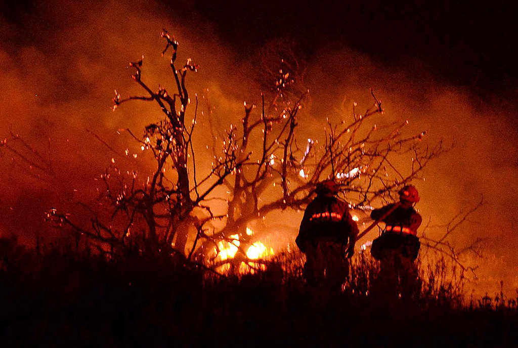 Cajon-szoros, 2016. augusztus 17. Erdőtűz lángjaival küzdenek tűzoltók a kaliforniai San Bernardino megyében húzódó Cajon-szorosban 2016. augusztus 16-án. (MTI/AP/The Inland Valley Daily Bulletin/Will Lester)