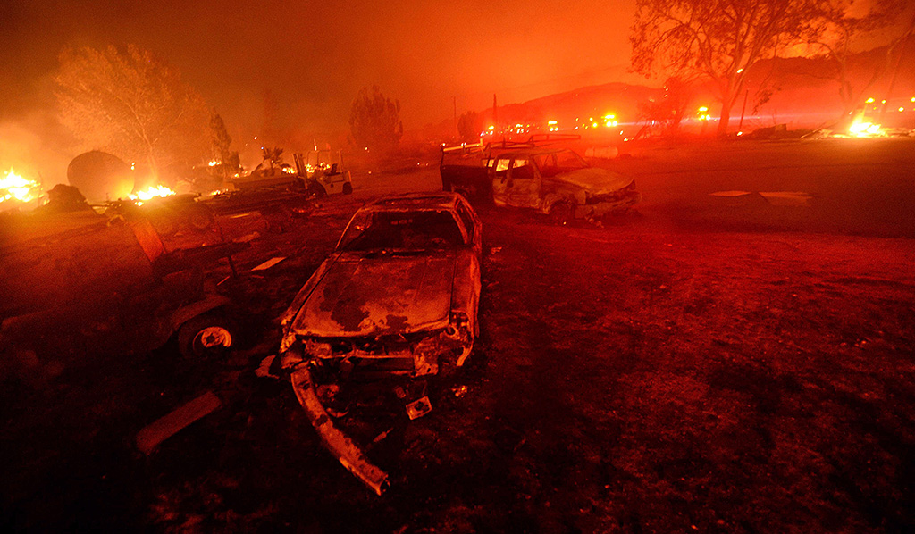 Cajon-szoros, 2016. augusztus 17. Erdőtűz lángjai a kaliforniai San Bernardino megyében húzódó Cajon-szorosban 2016. augusztus 16-án. (MTI/AP/The Inland Valley Daily Bulletin/Will Lester)