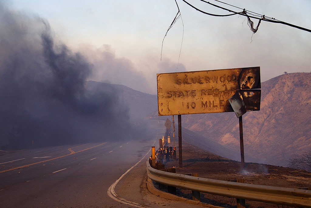 Cajon Junction, 2016. augusztus 17. Erdőtűzben megégett útjelzőtábla a kaliforniai Cajon Junction közelében 2016. augusztus 16-án. Kaliforniában eddig 120 ezer hektárnyi területet perzseltek fel a lángok. A hatóságok őrizetbe vettek egy férfit, a negyvenéves Damin Pashilkot, akit azzal gyanúsítanak, hogy az elmúlt évben 17 helyen gyújtogatott, és a legutóbbi tüzekért is ő lehet a felelős. (MTI/EPA/Eugene Garcia)
