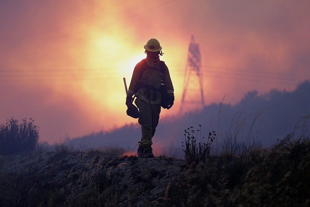 Los Angeles, 2016. augusztus 17. Tűzoltó a Los Angelestől északra pusztító erdőtűz helyszínén 2016. augusztus 16-án. Kaliforniában eddig 120 ezer hektárnyi területet perzseltek fel a lángok. A hatóságok őrizetbe vettek egy férfit, a negyvenéves Damin Pashilkot, akit azzal gyanúsítanak, hogy az elmúlt évben 17 helyen gyújtogatott, és a legutóbbi tüzekért is ő lehet a felelős. (MTI/EPA/Paul Buck)