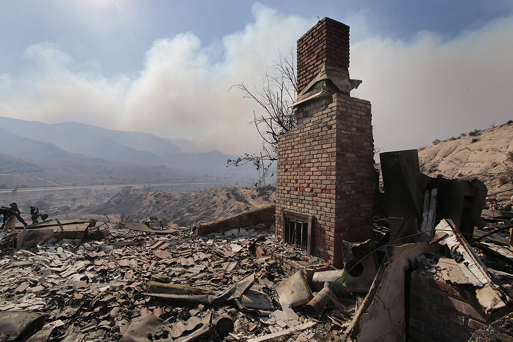 Phelan, 2016. augusztus 18. Egy megsemmisült lakóház romjai a kaliforniai Phelan településen 2016. augusztus 17-én. A Kaliforniában pusztító erdőtüzek eddig 30 ezer hektárnyi területet perzseltek fel, több mint 82 ezer embert kimenekítettek otthonából. (MTI/EPA/Mike Nelson)