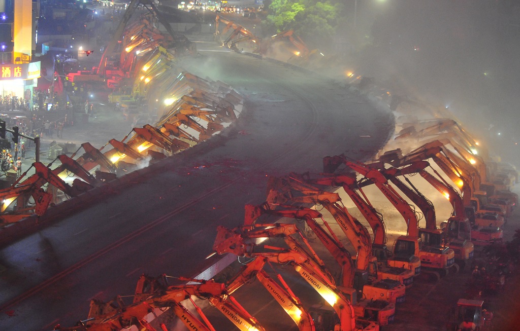 Kínai munkatempó: egy este alatt elbontottak egy fél kilométeres felüljárót 1