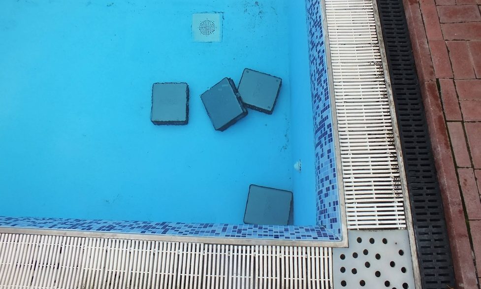 medencébe dobott számítógépek