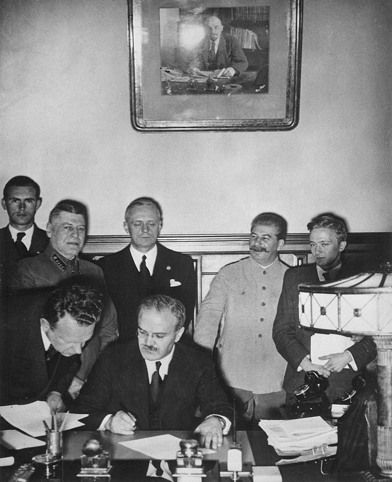 A Molotov-Ribbentrop paktum aláírása (Wikipedia)