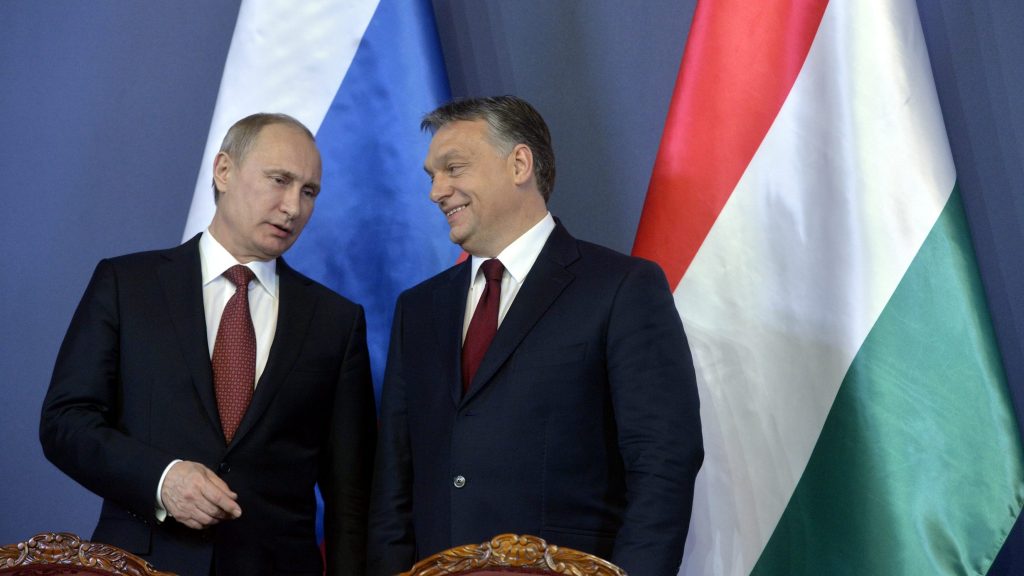 Budapest, 2015. február 17. Vlagyimir Putyin orosz elnök (b) és Orbán Viktor miniszterelnök a Parlament Delegációs termében tartott sajtótájékoztatón 2015. február 17-én. MTI Fotó: Koszticsák Szilárd
