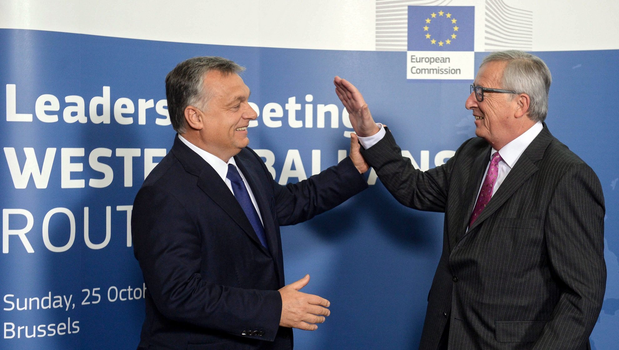 Orbán Viktort fogadja Jean-Claude Juncker, az Európai Bizottság elnöke az európai menekültválságról rendezett rendkívüli csúcstalálkozón a bizottság brüsszeli székházában 2015. október 25-én. (MTI/EPA/Stephanie Lecocq)