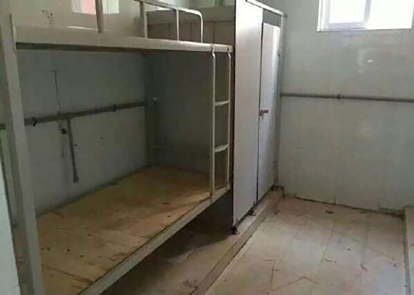 A világ legundorítóbb kollégiumi szobája: a vécében kaptak ágyakat 2