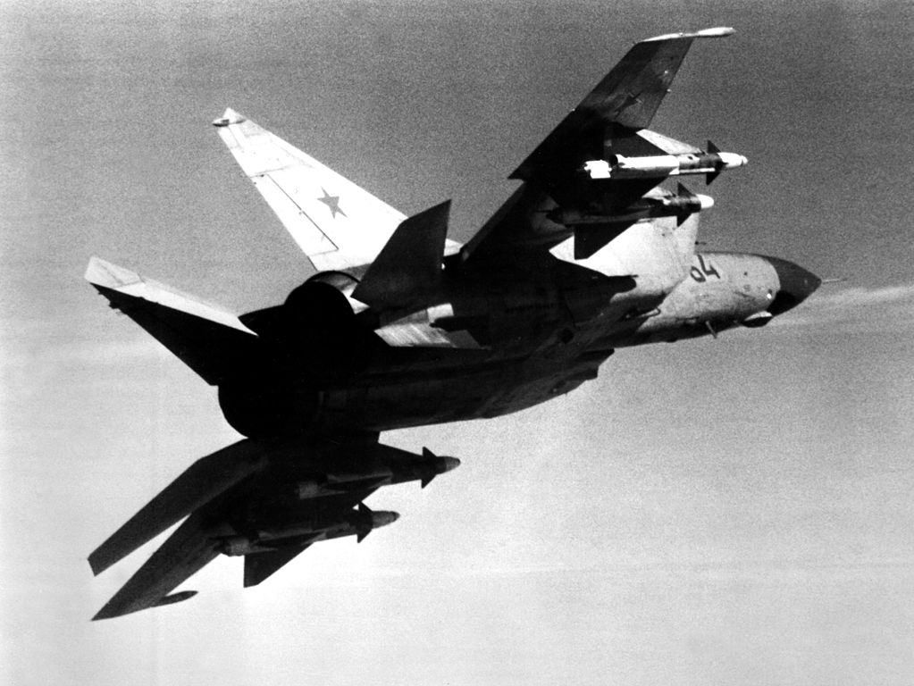 Air-to-air_right_underside_rear_view_of_a_Soviet_MiG-25_Foxbat_aircraft