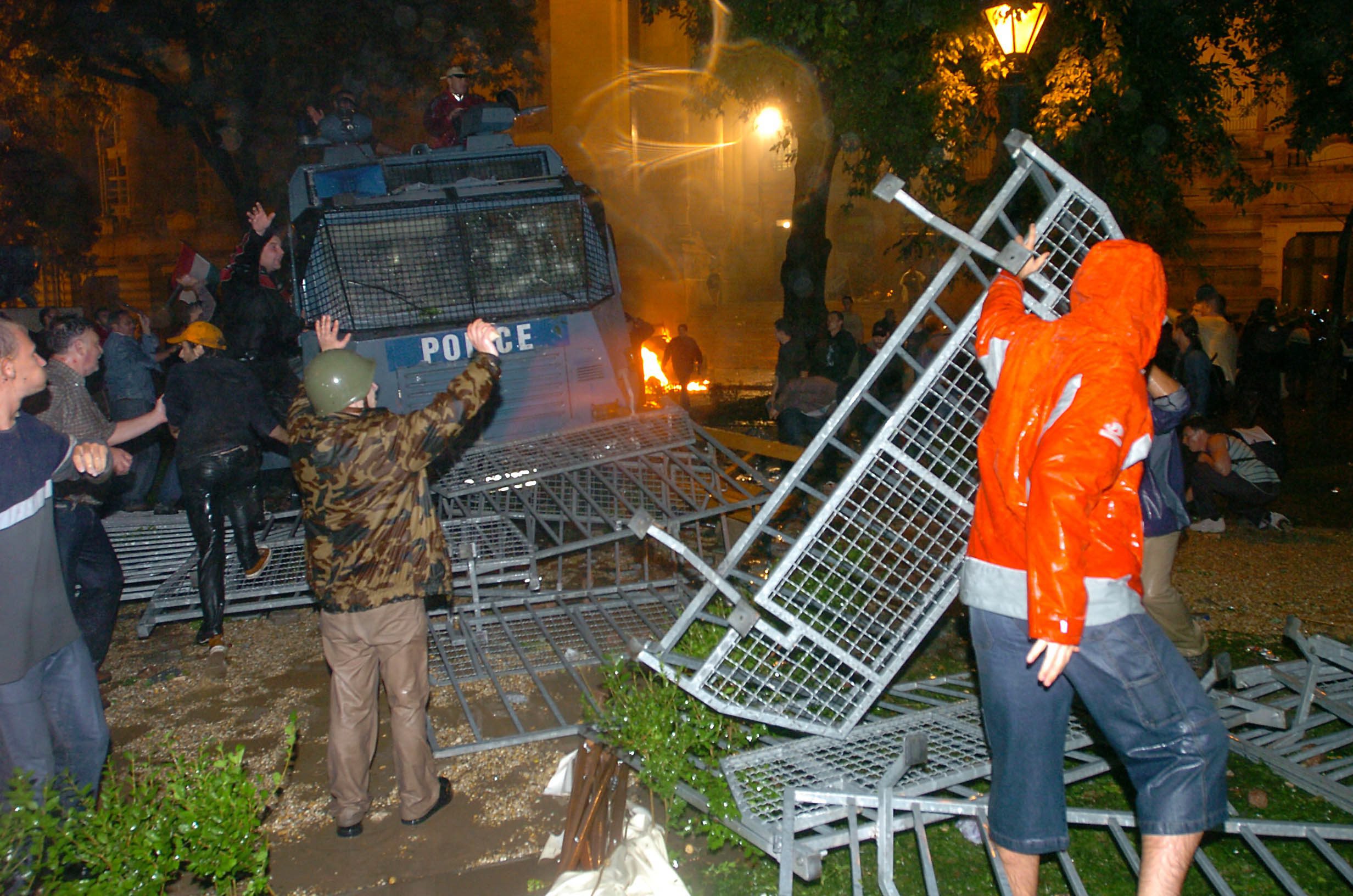 Budapest, 2006. szeptember 19. A tüntetõk elfoglalják a rendõrök vízágyúval felszerelt rohamkocsiját a Magyar Televízió bejáratánál, amikor több mint ezer tüntetõ ostromolta meg az MTV épületét. MTI Fotó: Kovács Tamás