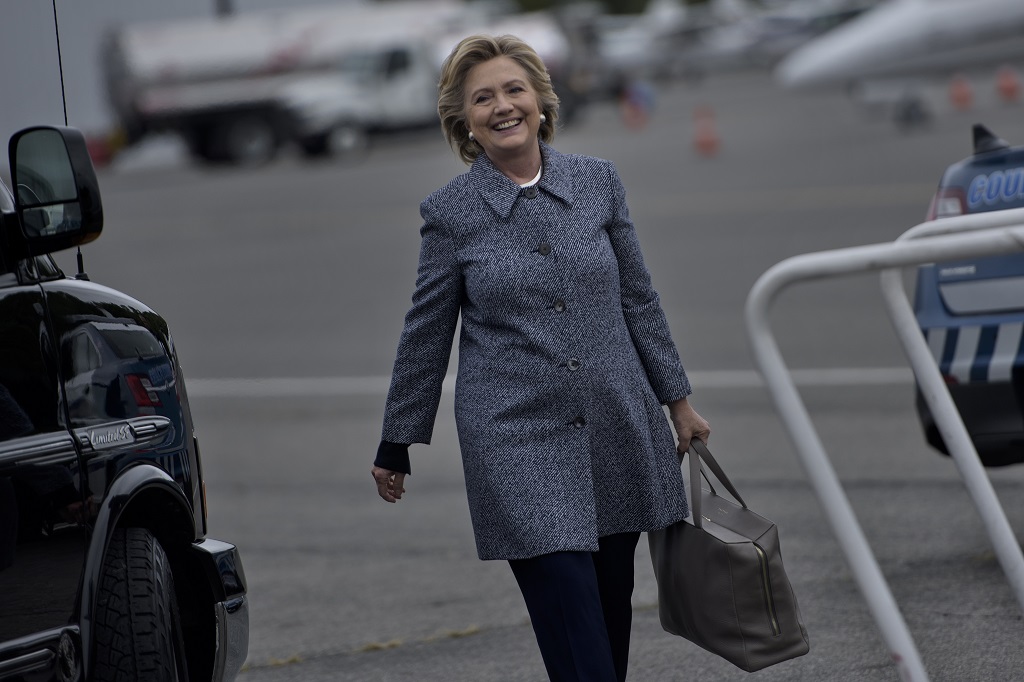 Democratic presidential nominee Hillary Clinton walks to her plane at Westchester County Airport September 29, 2016 in White Plains, New York. / AFP PHOTO / Brendan Smialowski
