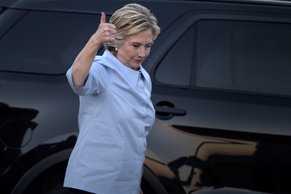 Democratic presidential nominee Hillary Clinton walks to her plane at Quad Cities International Airport September 5, 2016 in Moline, Illinois. Hillary Clinton launched the home stretch of her US presidential bid aiming to solidify her advantages over rival Donald Trump, with both candidates converging on working-class Ohio as ground zero of their 2016 campaign battle. / AFP PHOTO / Brendan Smialowski