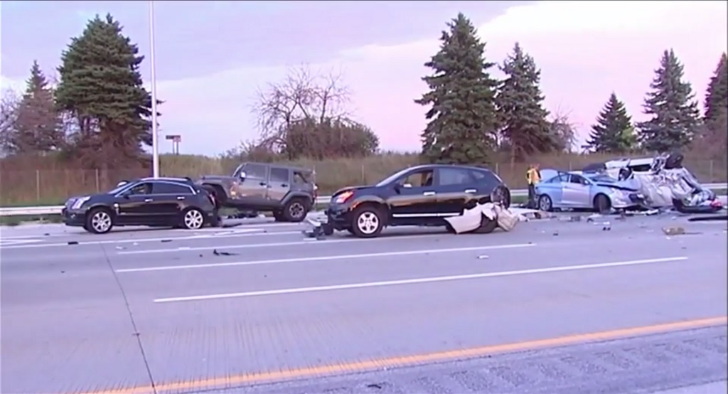 Az egyik autó roncsai az I-94-es autópályán történt baleset után (Fotó:WGN-TV via Chicago Tribune)