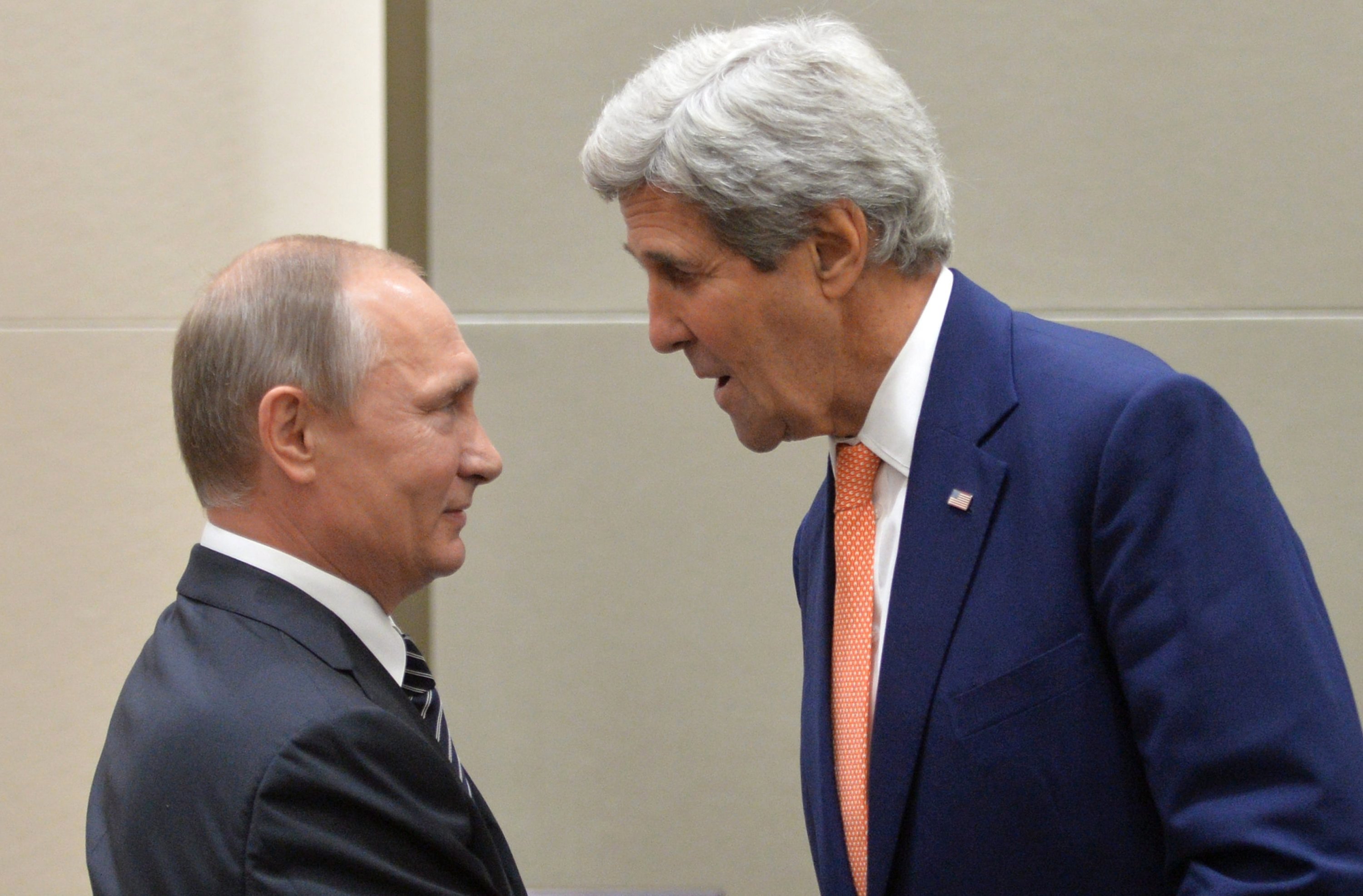 Hangcsou, 2016. szeptember 5. Vlagyimir Putyin orosz elnök (b) és John Kerry amerikai külügyminiszter a világ 19 legfejlettebb gazdaságú és vezetõ feltörekvõ országát, valamint az Európai Uniót tömörítõ húszas csoport, a G20 vezetõinek találkozóján a Csöcsiang tartománybeli Hangcsouban 2016. szeptember 5-én. (MTI/AP pool/Kreml/Szputnyik/Alekszej Druzsinyin)