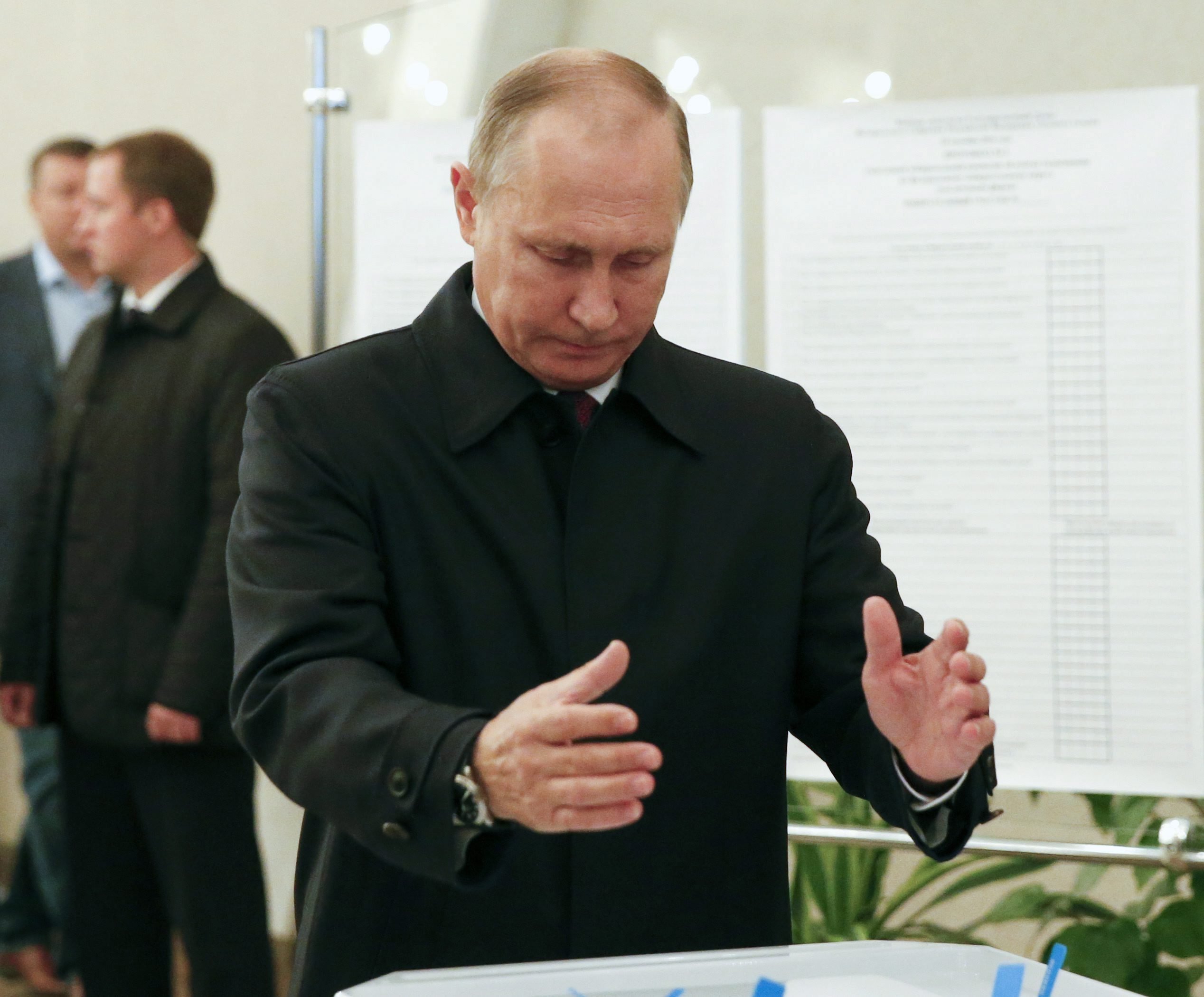 Moszkva, 2016. szeptember 18. Vlagyimir Putyin orosz elnök leadja szavazatát egy moszkvai szavazóhelyiségben 2016. szeptember 18-án, az orosz parlamenti választások napján. Az Állami Duma 450 új képviselõjét választják újra, a ház tagjainak felét a hagyományos módon, országos pártlistáról, a másikat pedig az idén újból bevezetett egyéni körzetek alapján. (MTI/EPA pool/Grigorij Dukor)