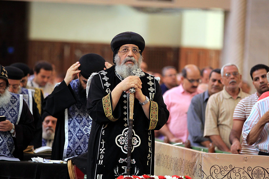 Kairó, 2016. április 29. II. Tavadrosz pápa, az egyiptomi kopt keresztény egyház feje nagypénteki istentiszteletet tart a kairói kopt Szent Márk-katedrálisban 2016. április 29-én. (MTI/EPA/Haled el-Fiki)