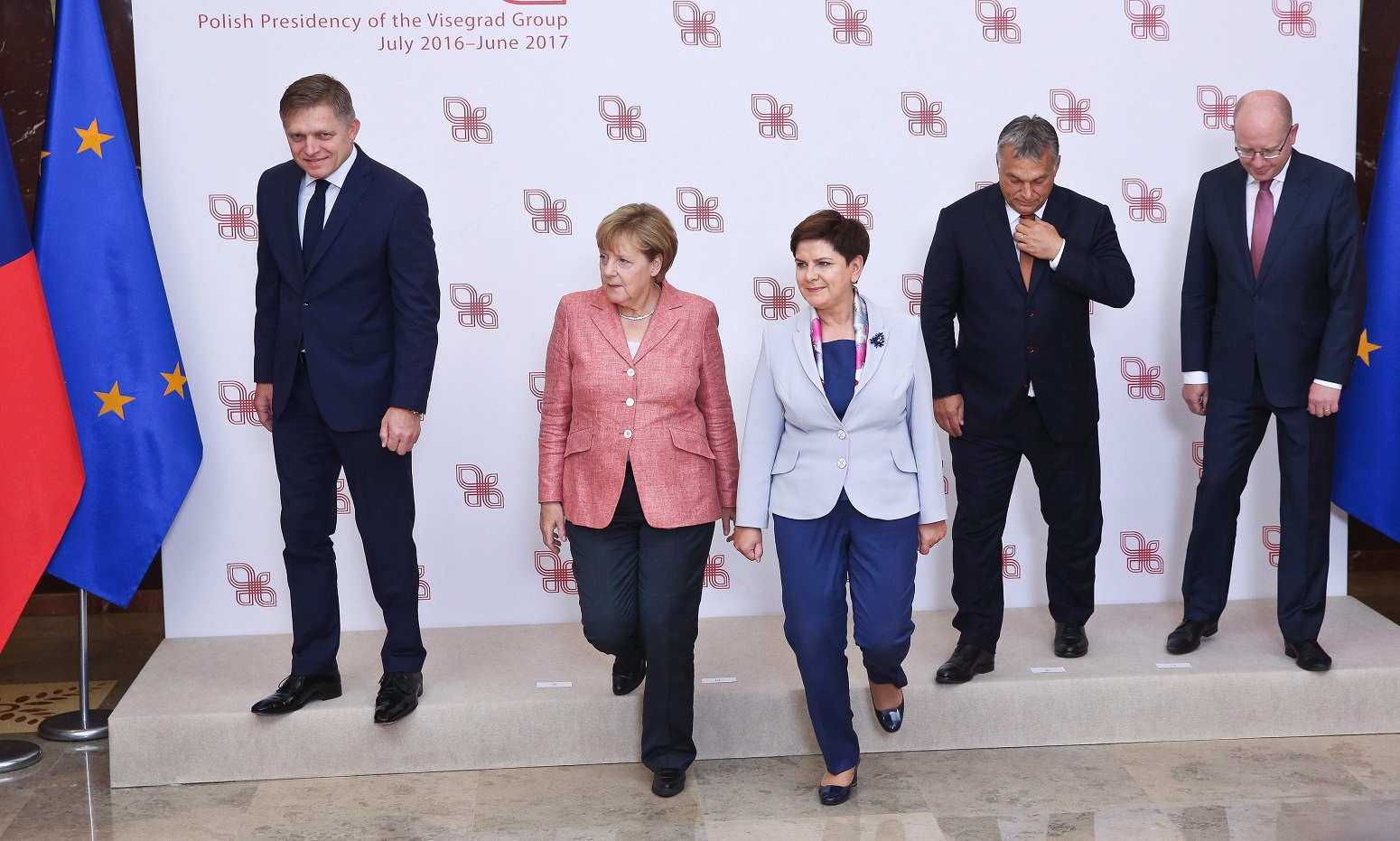 Varsó, 2016. augusztus 26. Robert Fico szlovák kormányfõ, Angela Merkel német kancellár, Beata Szydlo lengyel kormányfõ, Orbán Viktor miniszterelnök és Bohuslav Sobotka cseh kormányfõ (b-j) csoportkép készítése után a visegrádi országok (V4) csúcstalálkozóján Varsóban 2016. augusztus 26-án. A V4-ek vezetõi és Angela Merkel német kancellár az Európai Unió jövõjérõl tárgyal a lengyel fõvárosban. (MTI/PAP/Rafal Guz)