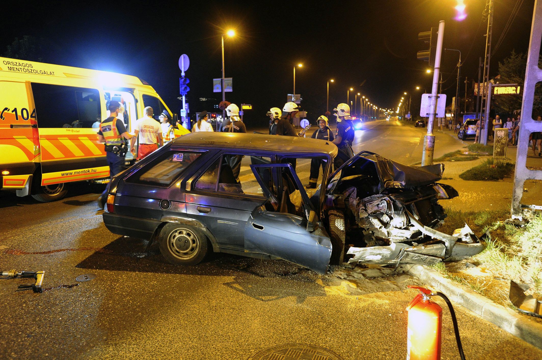 Budapest, 2016. szeptember 4. Összetört személygépkocsi, miután villanyoszlopnak ütközött Budapesten, a XXII. kerület Nagytétényi úton 2016. szeptember 3-án. A balesetben a jármû vezetõje súlyosan megsérült. MTI Fotó: Mihádák Zoltán