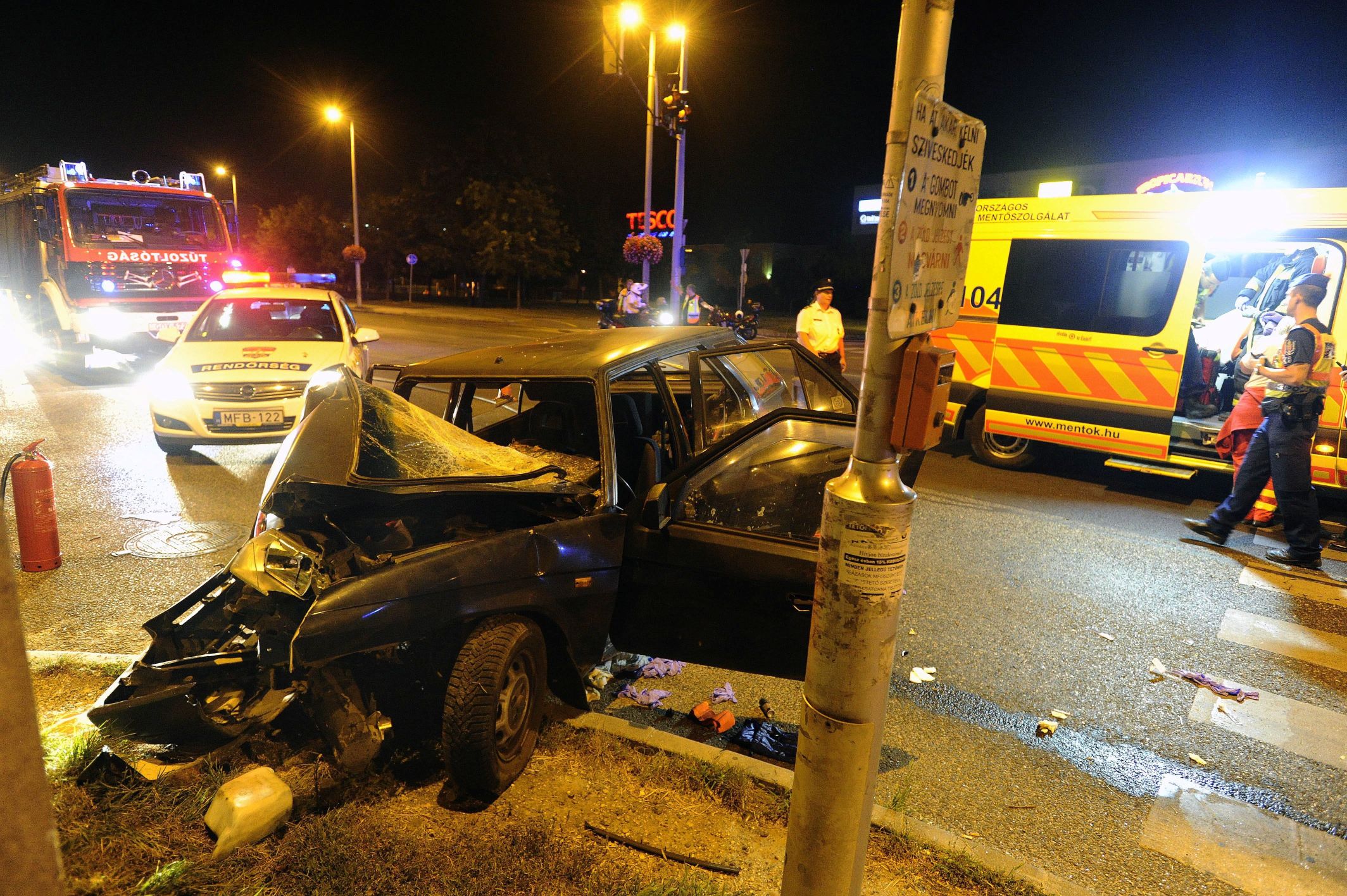 Budapest, 2016. szeptember 4. Összetört személygépkocsi, miután villanyoszlopnak ütközött Budapesten, a XXII. kerület Nagytétényi úton 2016. szeptember 3-án. A balesetben a jármû vezetõje súlyosan megsérült. MTI Fotó: Mihádák Zoltán