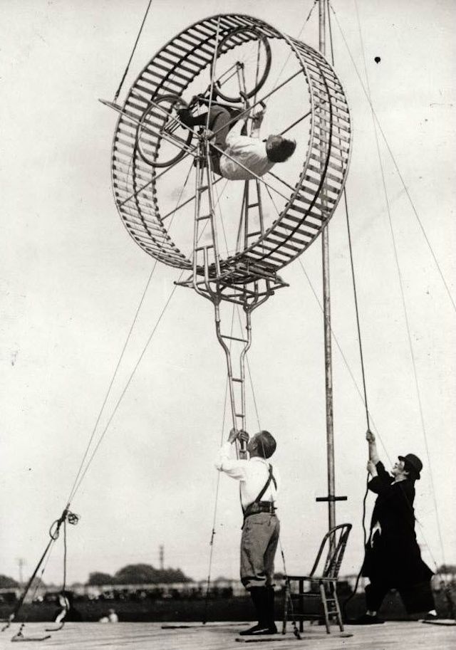 Vintage Photos of Scary Circus Performances (18)