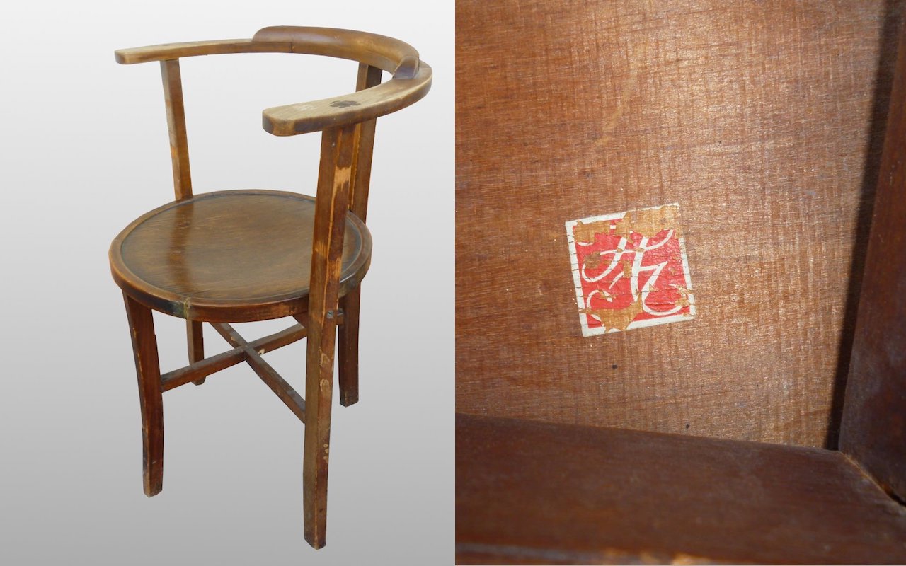 Egy Heisler-gyárban készült Thonet-szék, ülőlapjának alján a műhely monogramos címkéjével