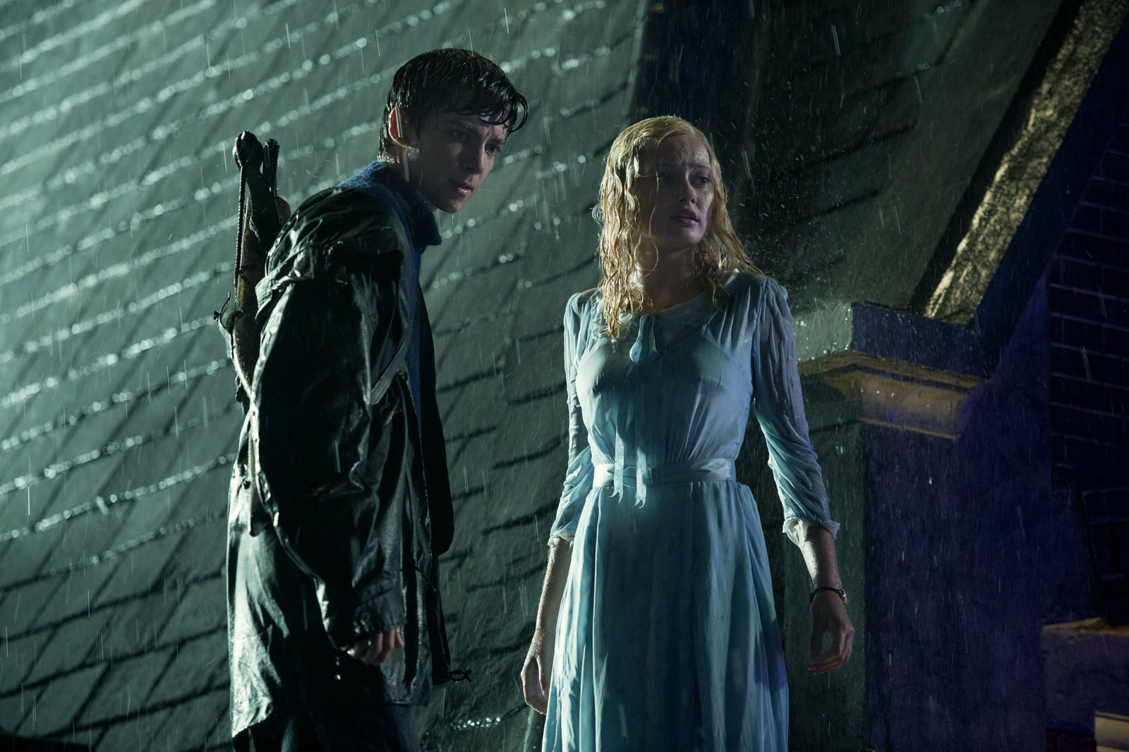 asa-butterfield-and-ella-purnell-in-MISS-PEREGRINES-HOME-FOR-PECULIAR-CHILDREN-1