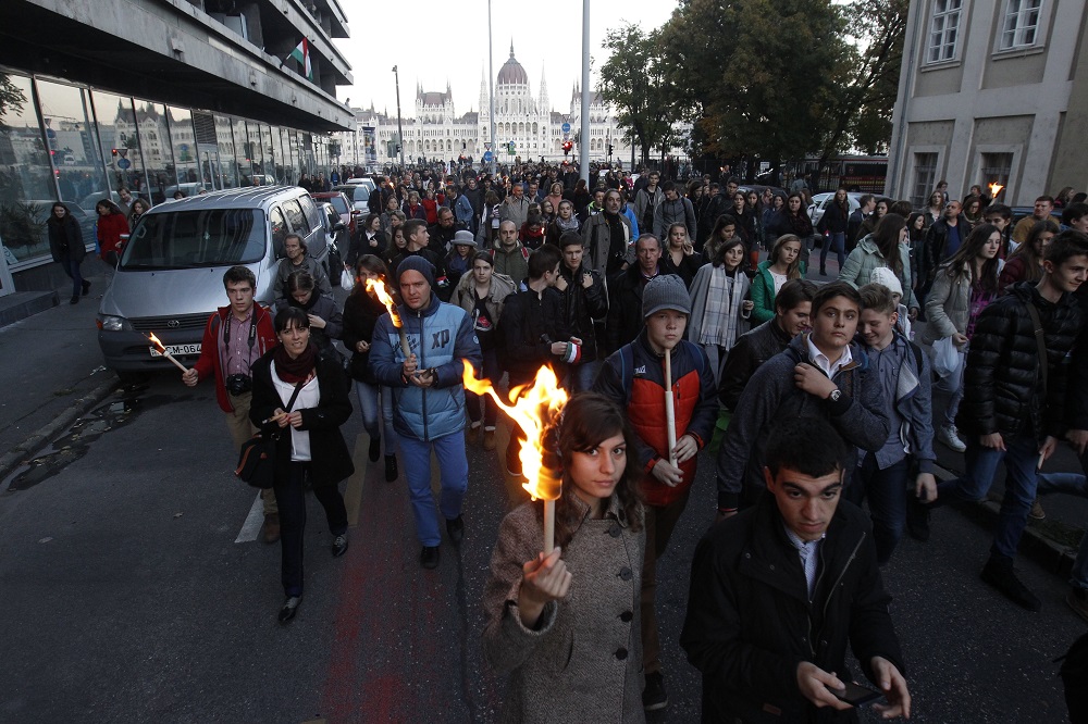 Budapest, 2016. október 22. Az 1956-os forradalom és szabadságharc tiszteletére szervezett fáklyás felvonulás résztvevõi a Csalogány utcában 2016. október 22-én. MTI Fotó: Szigetváry Zsolt