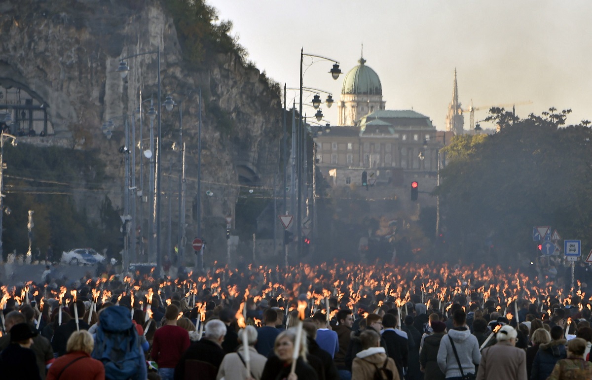 Budapest, 2016. október 22. Az 1956-os forradalom és szabadságharc tiszteletére szervezett ünnepi menet résztvevõi vonulnak a Mûegyetemtõl a Bem József térre a Mûegyetem rakparton 2016. október 22-én. MTI Fotó: Máthé Zoltán