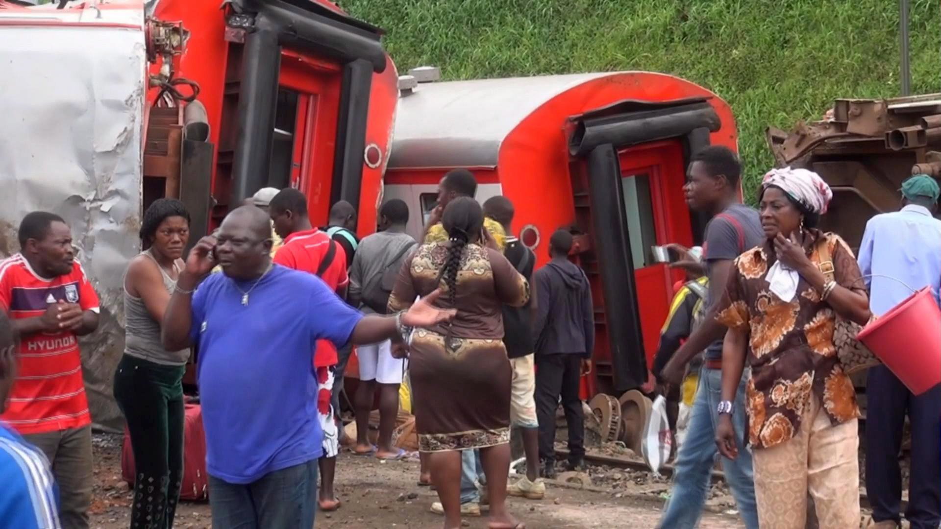 Eseka, 2016. október 22. A videofelvételrõl készített képen vasúti kocsik mellett emberek 2016. október 21-én, miután kisiklott egy vonat a kameruni Esakában. A balesetben legalább 53 ember életét vesztette. (MTI/AP/Equinox TV)
