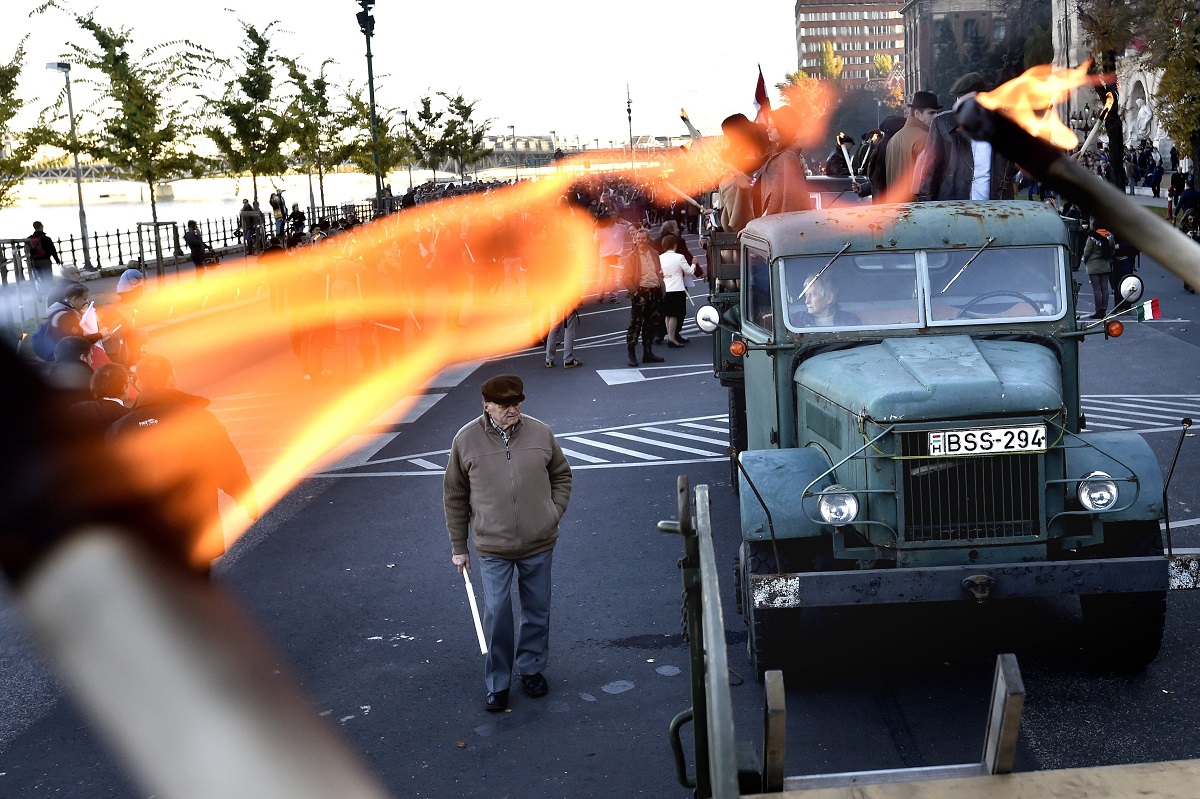 Budapest, 2016. október 22. Az 1956-os forradalom és szabadságharc tiszteletére szervezett ünnepi menet résztvevõi indulnak a Mûegyetemtõl a Bem József térre a Mûegyetem rakparton 2016. október 22-én. MTI Fotó: Máthé Zoltán
