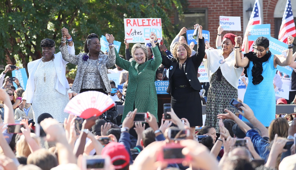 Democratic nominee Hillary Clinton (C)  appeals to her supporters with mothers  who lost their children by guns  in  Raleigh, N.C. on Oct. 23, 2016.  ( The Yomiuri Shimbun )