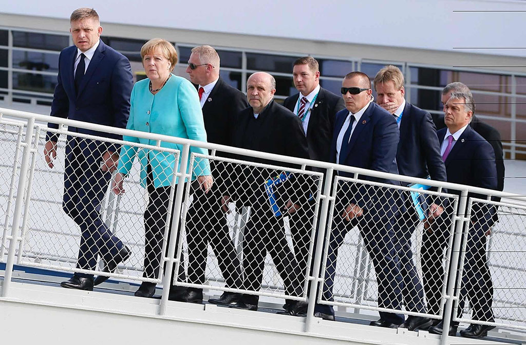 Orbán Viktor miniszterelnök (j), Robert Fico szlovák kormányfő (b) és Angela Merkel német kancellár (b2) elhagyja egy dunai sétahajó fedélzetét az Európai Unió tagországai vezetőinek nem hivatalos csúcstalálkozóján Pozsonyban 2016. szeptember 16-án. (MTI/AP/Virginia Mayo)