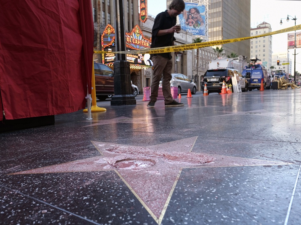 Los Angeles, 2016. október 26. Donald Trump republikánus párti elnökjelölt ismeretlen tettesek által megrongált csillaga a Hollywoodi hírességek sétányán, Los Angelesben 2016. október 26-án. (MTI/AP/Richard Vogel)