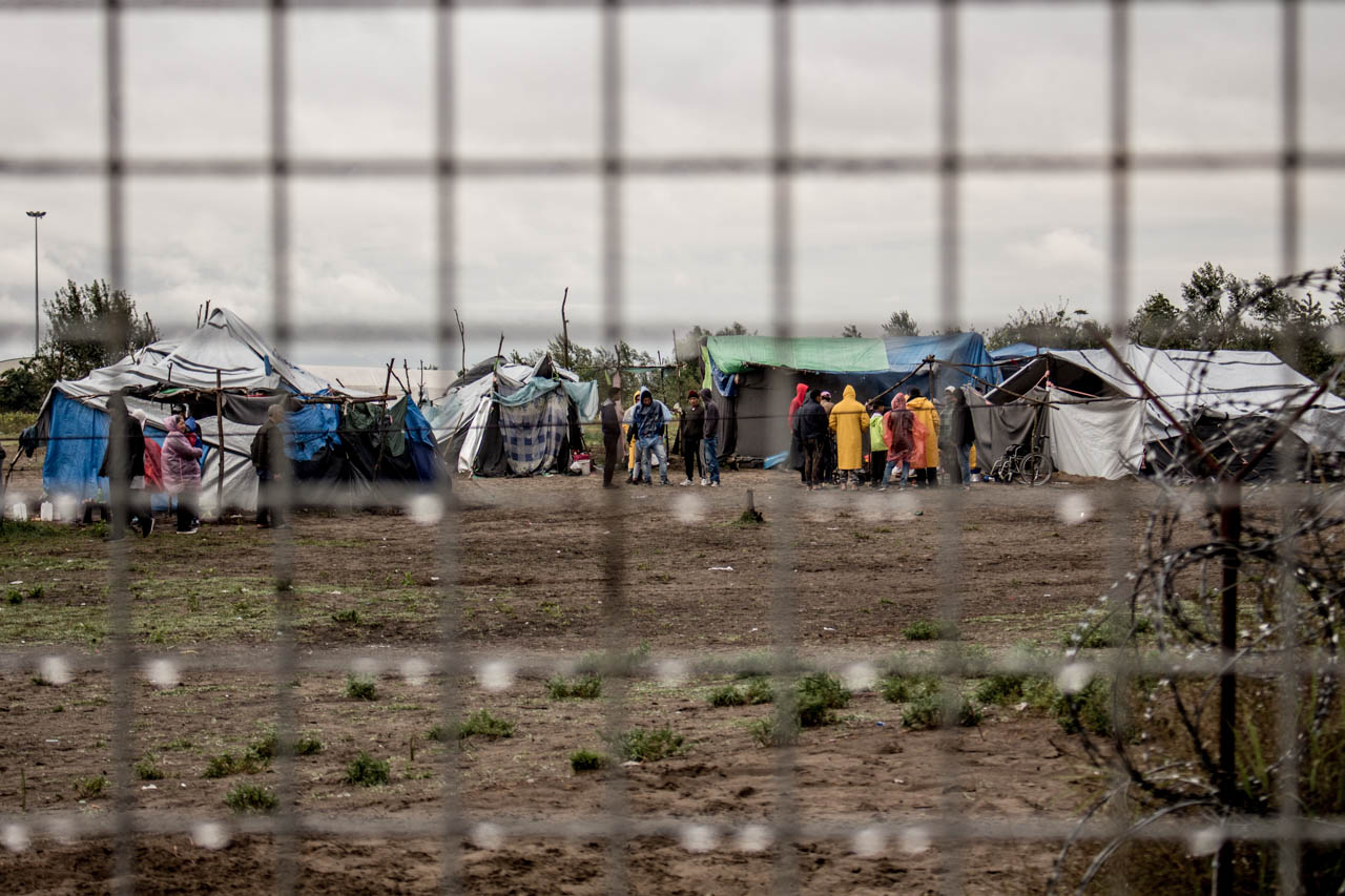 Menekültek sátortábora a röszkei tranzitnál a népszavazás másnapján. Fotó: Kaufmann Balázs