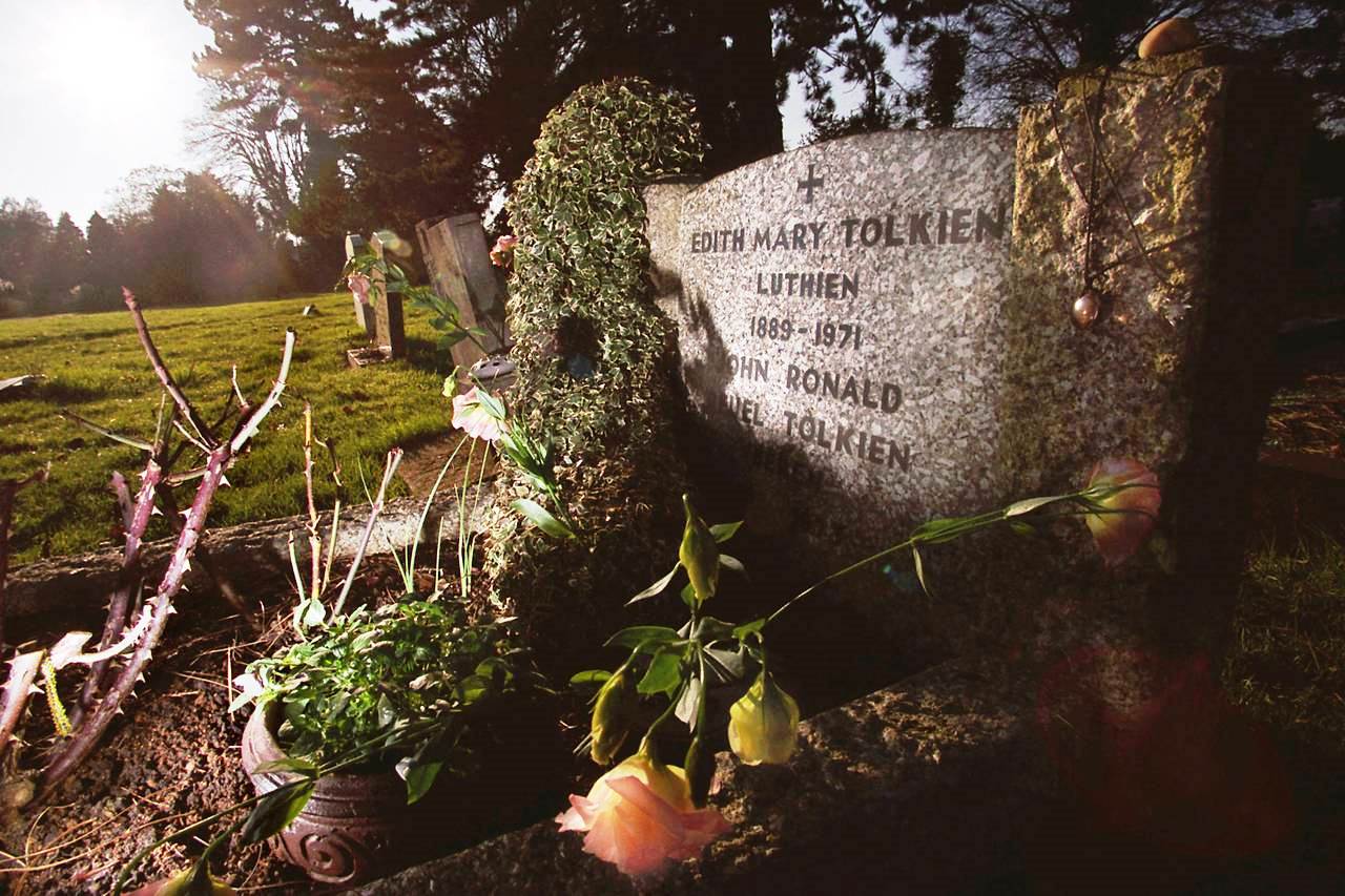 J.R.R. Tolkien és Edith Mary Tolkien sírhelye az angliai Oxfordban. Fotó: Barclay