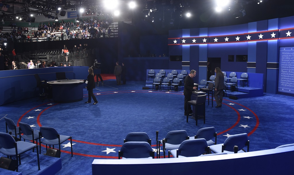 TV producers and officials prepare thestage for the second presidential debate at Washington University in St. Louis, Missouri on October 9, 2016. / AFP PHOTO / POOL / SAUL LOEB