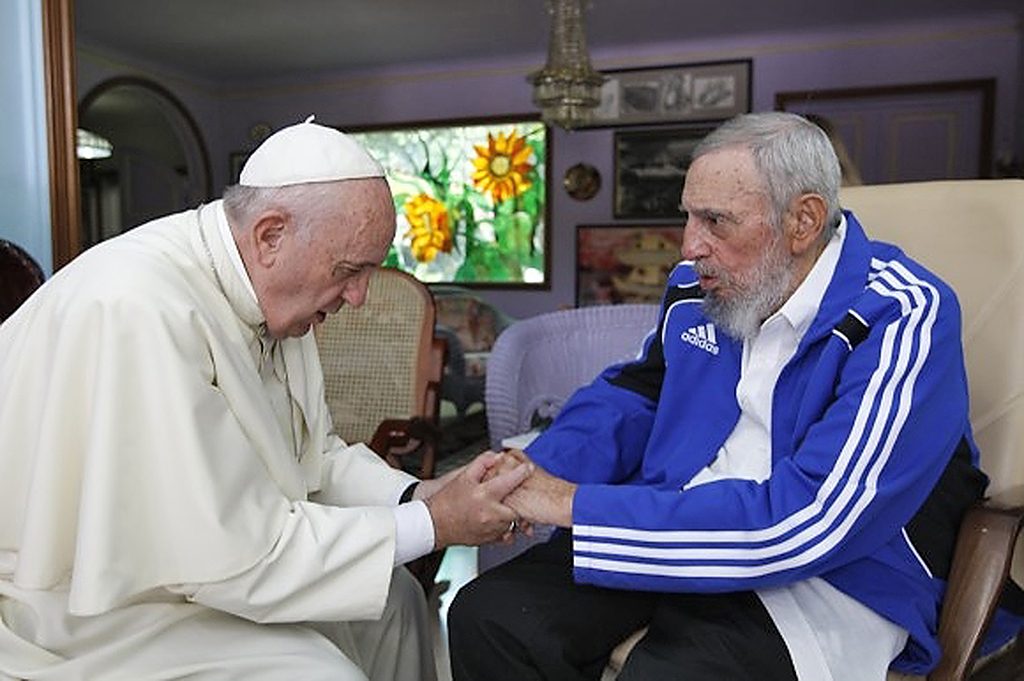 Picture released by Cuban website www.cubadebate.cu, showing Pope Francis (L) and Cuban former president Fidel Castro holding hands during a meeting at Castro's home in Havana on September 20, 2015. Pope Francis met with Fidel Castro Sunday at the Cuban revolutionary leader's home in Havana after an outdoor mass attended by hundreds of thousands of people on the city's iconic Revolution Square. AFP PHOTO / WWW.CUBADEBATE.CU / ALEX CASTRO --- RESTRICTED TO EDITORIAL USE - MANDATORY CREDIT "AFP PHOTO / WWW.CUBADEBATE.CU / ALEX CASTRO" - NO MARKETING NO ADVERTISING CAMPAIGNS - DISTRIBUTED AS A SERVICE TO CLIENTS - GETTY OUT / AFP PHOTO / www.cubadebate.cu / ALEX CASTRO