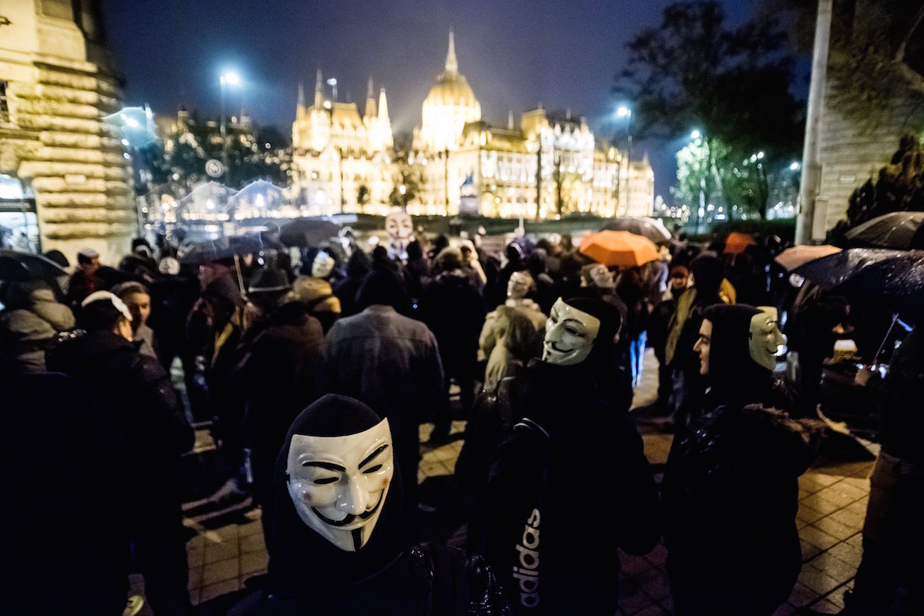 Budapest, 2016. november 5. A Rendszerkritikus Tömeg - Million Mask March 2016 elnevezésű, az Anonymous "hacktivista" közösség által szervezett vonulásos demonstráció a fővárosi Vértanúk terén 2016. november 5-én. A háttérben az Országház. MTI Fotó: Balogh Zoltán