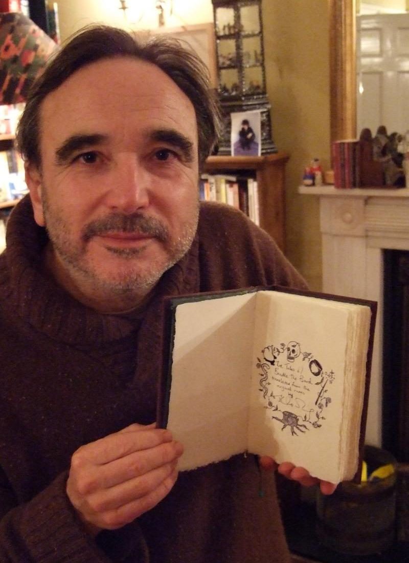 Barry Cunningham a Bogár Bard meséi egyik eredeti példányával. Fotó: The Telegraph