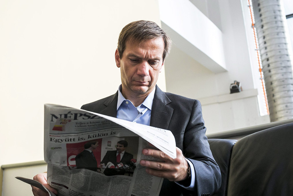 Bajnai Gordon volt miniszterelnök, az Együtt-PM választási szövetség vezetője a Népszabadság című napilapot olvassa a Kossuth Rádió 180 perc című műsorában adott interjúja előtt a Magyar Rádió épületében 2013. augusztus 30-án. Fotó: MTI / Mohai Balázs