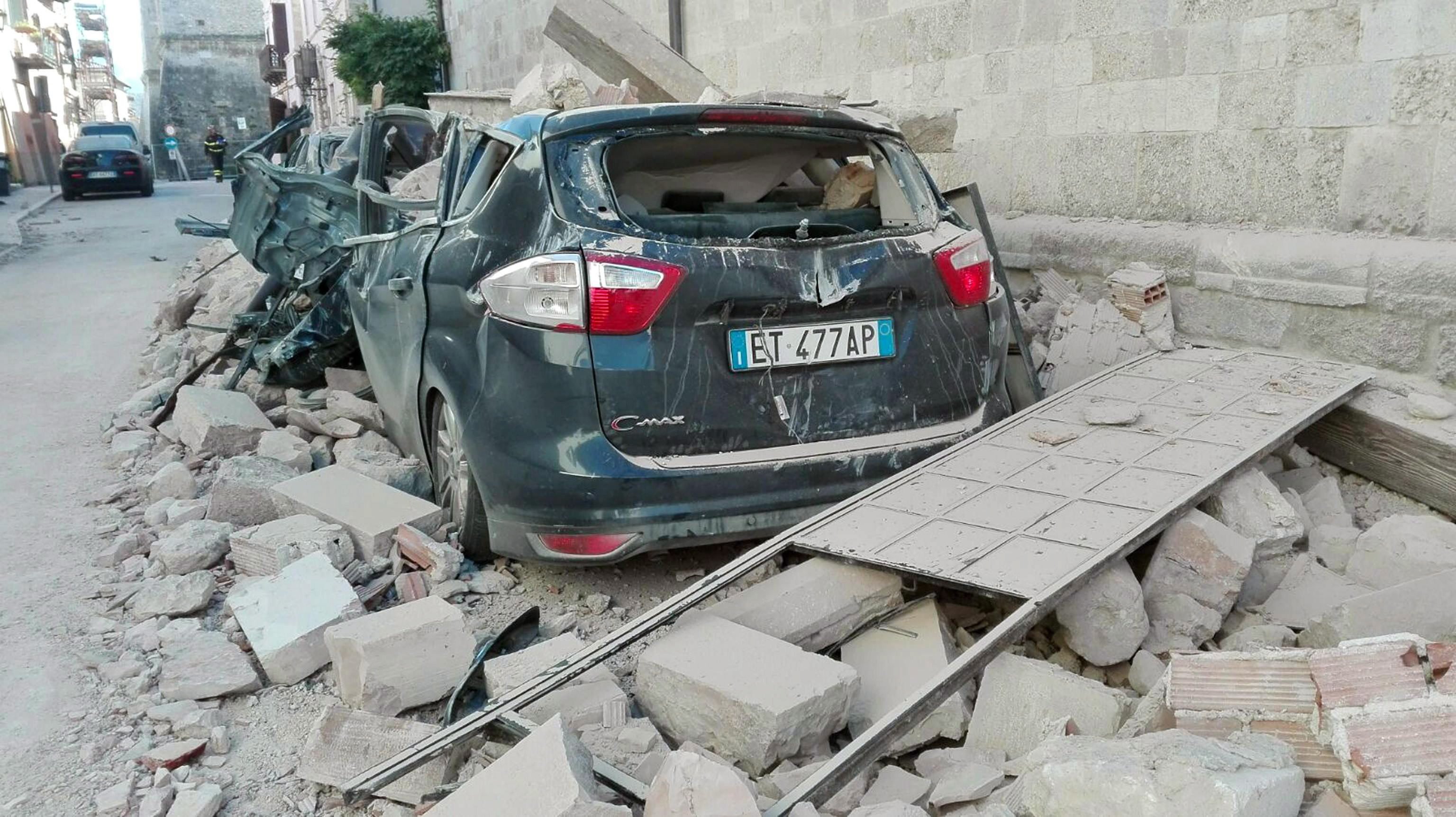 Norcia, 2016. október 30. Épületomlásban összeroncsolódott autó áll a kõtörmelék mellett a közép-olaszországi Norciában 2016. október 30-án, miután a reggeli órákban Richter skála szerinti 6,5-ös erõsségû földrengés rázta meg a térséget. A földmozgás miatt, amelynek epicentruma Norcia és a tõle 20 kilométerre, északra fekvõ Preci között 10 kilométeres mélységben volt, súlyos károk keletkeztek és többtucatnyian megsérültek. Október 26-án három nagy erejû földrengés pusztított Olaszország középsõ régiójában. (MTI/EPA/Matteo Guidelli)