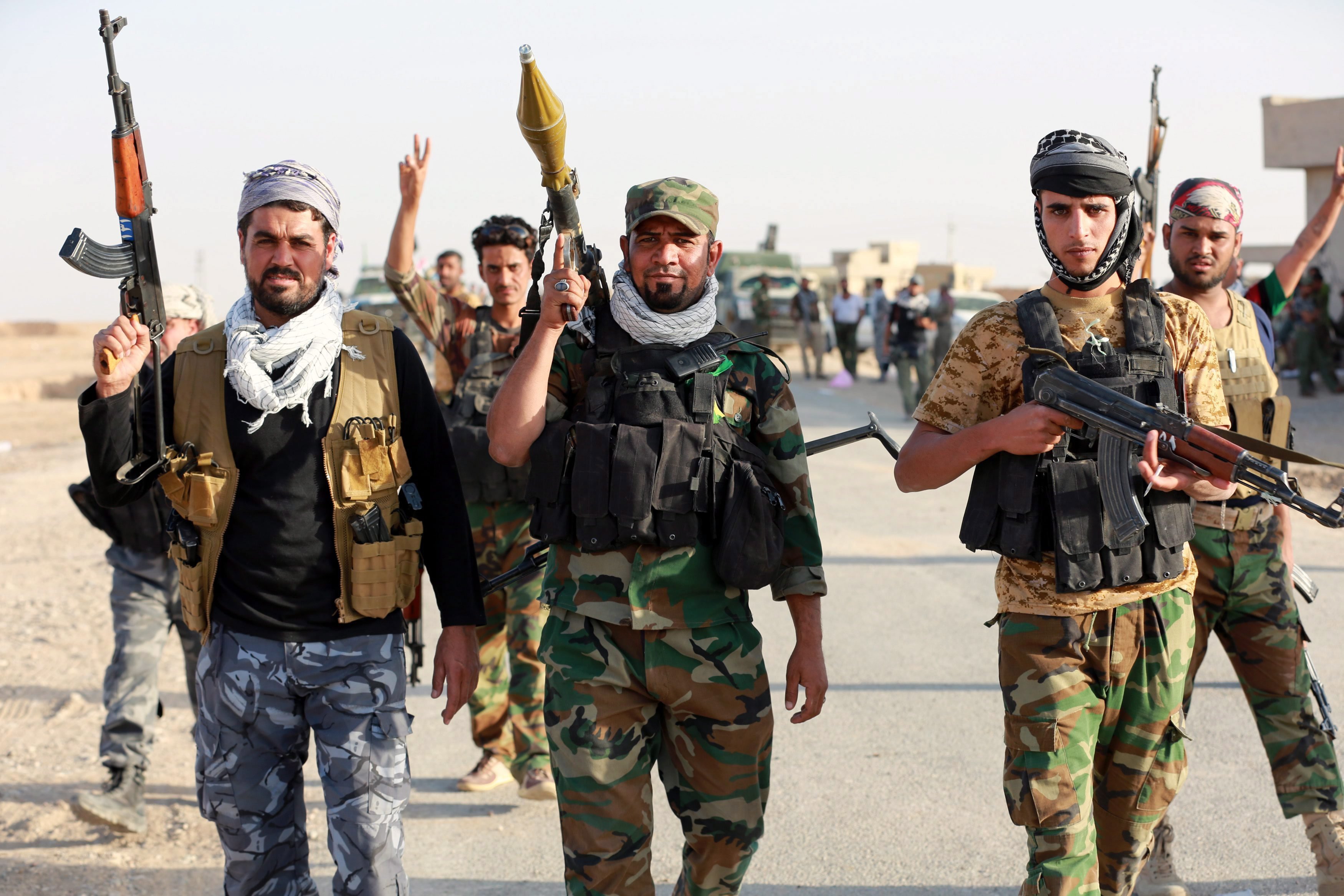 Zarka, 2016. november 1. Iraki síita fegyveresek az ostromgyûzûbe zárt észak-iraki Moszultól mintegy 20 kilométerre, nyugatra fekvõ és a napokban felszabadított Zarkában 2016. október 31-én. Az iraki kormányhadsereg és a vele szövetséges kurd erõk, továbbá szunnita törzsek és az Irán támogatta síita milíciák október 17-én kezdtek nagyszabású hadmûveletet Moszul és környéke visszafoglalására az Iszlám Állam dzsihadista szervezet fegyvereseitõl. (MTI/EPA/Ahmed Dzsalil)