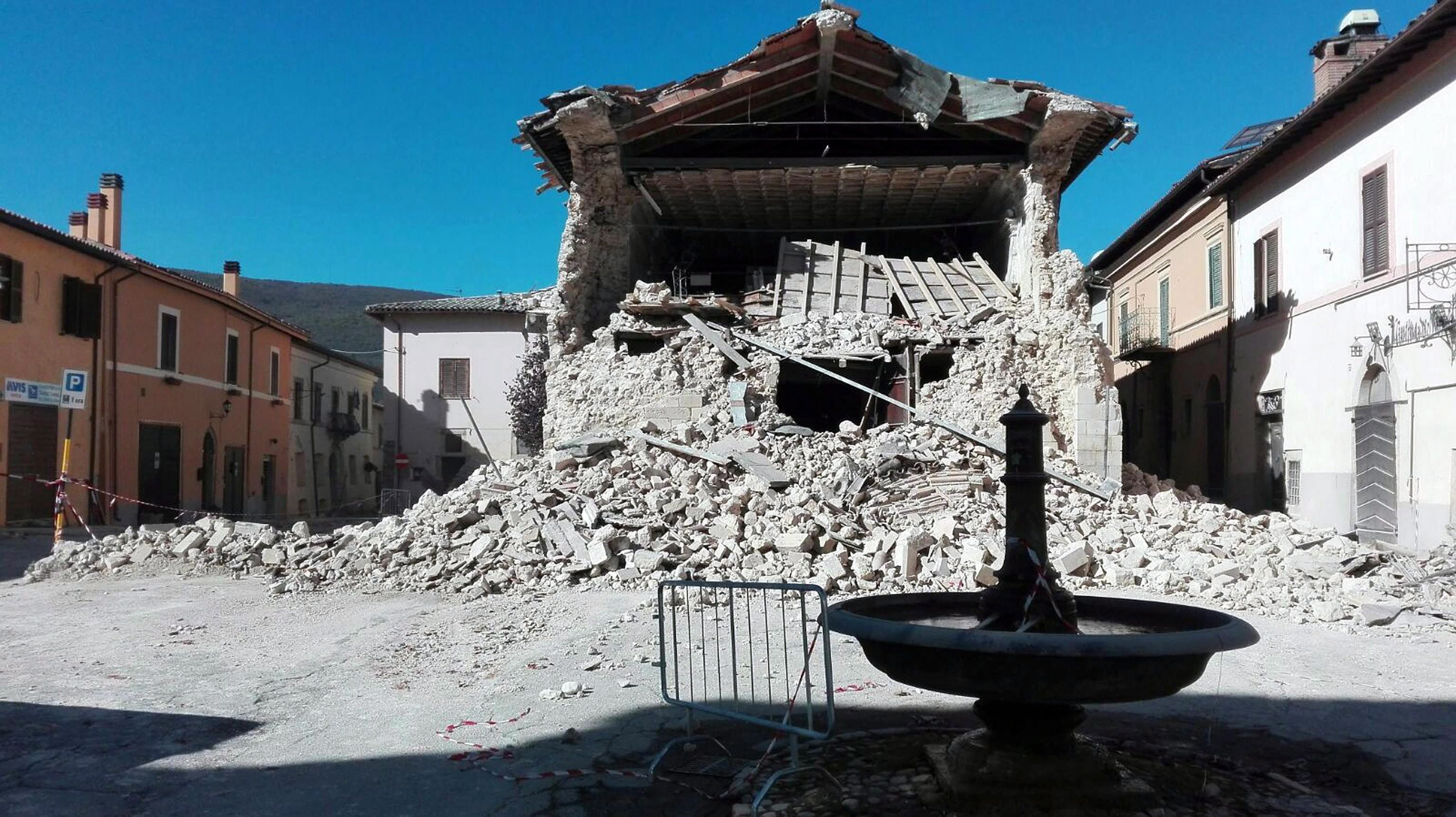 Norcia, 2016. október 30. Romba dõlt a Szent Ferenc-templom a közép-olaszországi Norciában 2016. október 30-án, miután a reggeli órákban Richter skála szerinti 6,5-ös erõsségû földrengés rázta meg a térséget. A földmozgás miatt, amelynek epicentruma Norcia és a tõle 20 kilométerre, északra fekvõ Preci között 10 kilométeres mélységben volt, súlyos károk keletkeztek és többtucatnyian megsérültek. Október 26-án három nagy erejû földrengés pusztított Olaszország középsõ régiójában. (MTI/EPA/Matteo Guidelli)