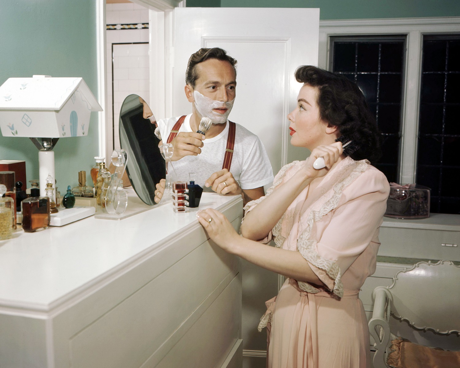 American actress Kathryn Grayson (1922 - 2010) brushes her hair, while her husband, actor and singer Johnnie Johnston (1915 - 1996), shaves, circa 1950. (Photo by Silver Screen Collection/Getty Images)