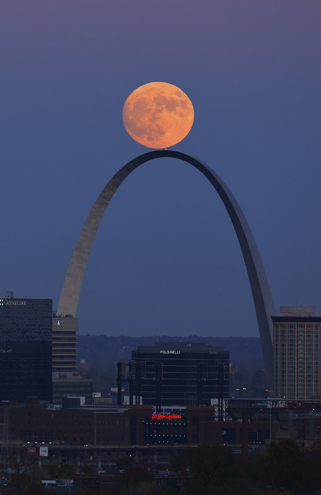 Telihold ragyog a St. Louis-i Diadalív felett 2016. november 13-án. Fotó: MTI / AP / St. Louis Post-Dispatch / David Carson