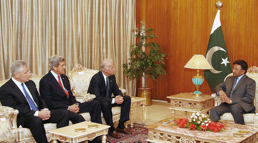 Pervez MUSARRAF pakisztáni elnök (j) megbeszélést tart Chuck HEGEL, John KERRY és Joseph BIDEN amerikai szenátorokkal (b-j) Iszlámábádban 2008. február 19-én. Fotó: MTI / EPA
