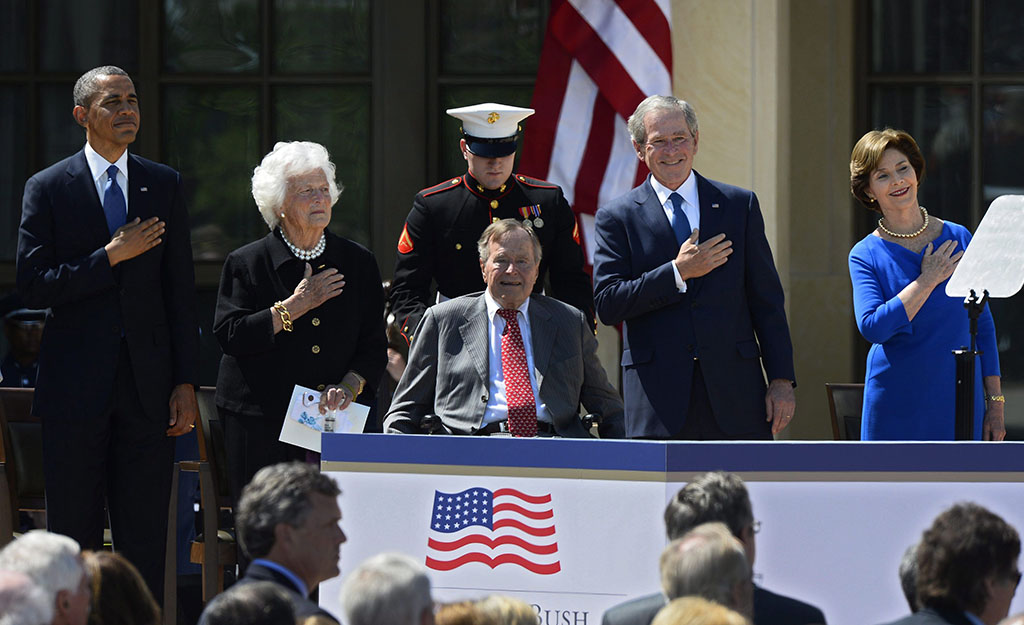 Barack Obama (b), Barbara Bush (b2), idősebb George H. W. Bush korábbi amerikai elnök (k) felesége, fiuk George W. Bush volt amerikai elnök (j2) és felesége, Laura Bush (j) a George W. Bush elnöki könyvtár felavatásán a Texas állambeli Dallasban 2013. április 25-én. Fotó: MTI / EPA / Larry W. Smith