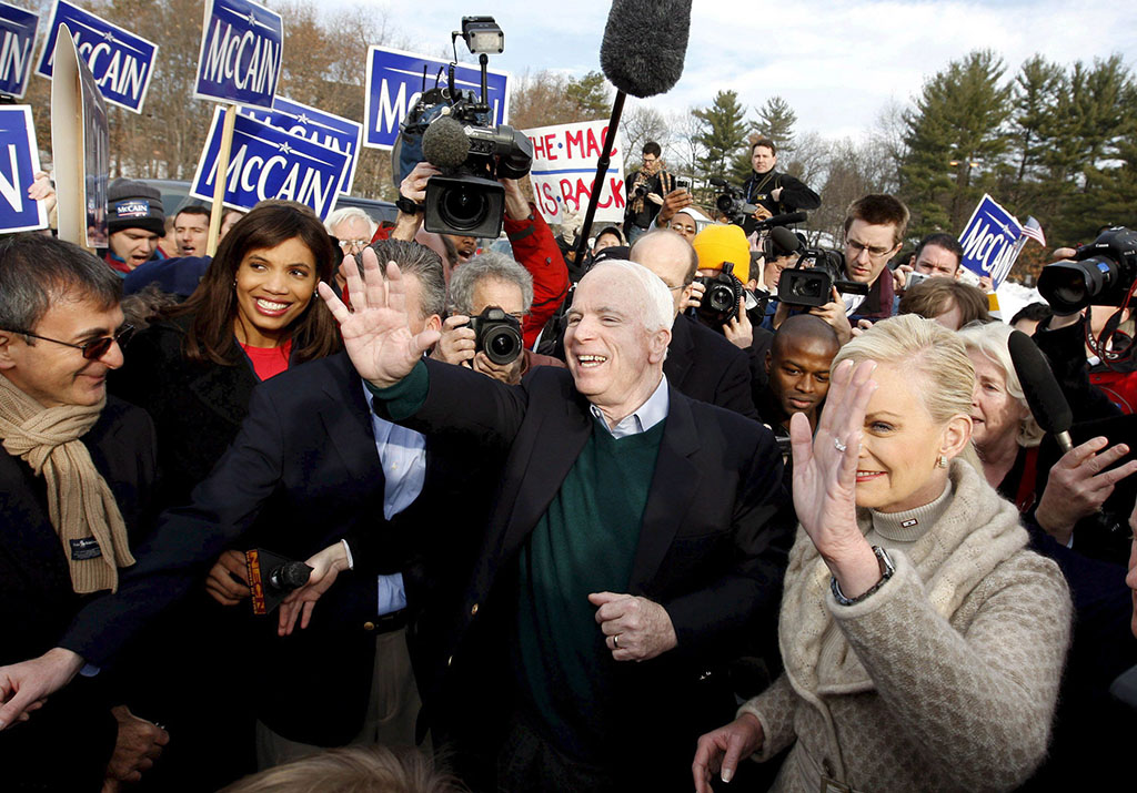 A Republikánus Párt elnökjelöltségére pályázó John McCAIN arizonai szenátor és neje, 2008. január 8-án. Fotó: MTI / EPA / Matt Campbell