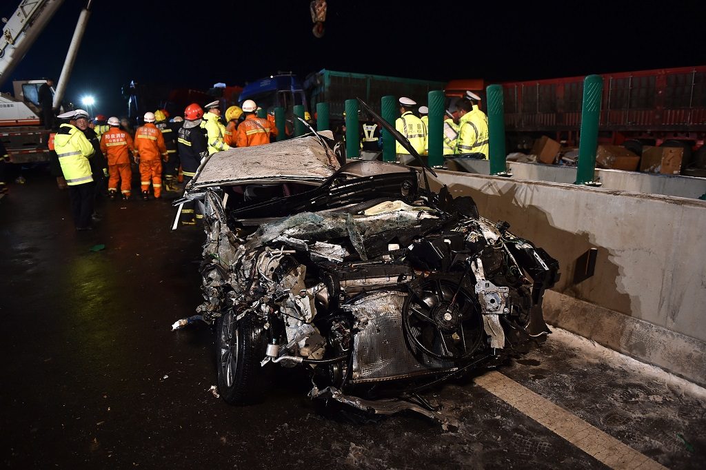 (161122) -- YUXIAN, Nov. 22, 2016 (Xinhua) -- Photo taken on Nov. 21, 2016 shows a car damaged in the accident on the Pingyang section of Beijing-Kunming expressway in north China's Shanxi Province. A total of 17 people died and 37 others were injured after 56 vehicles piled up on a Beijing-Kunming expressway in Shanxi Monday. (Xinhua/Zhan Yan) (zwx)