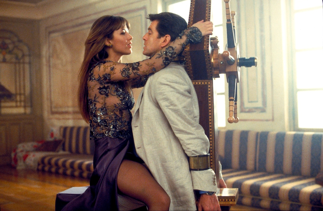 Sophie Marceau Pierce Brosnan oldalán A világ nem elég című James Bond-filmben